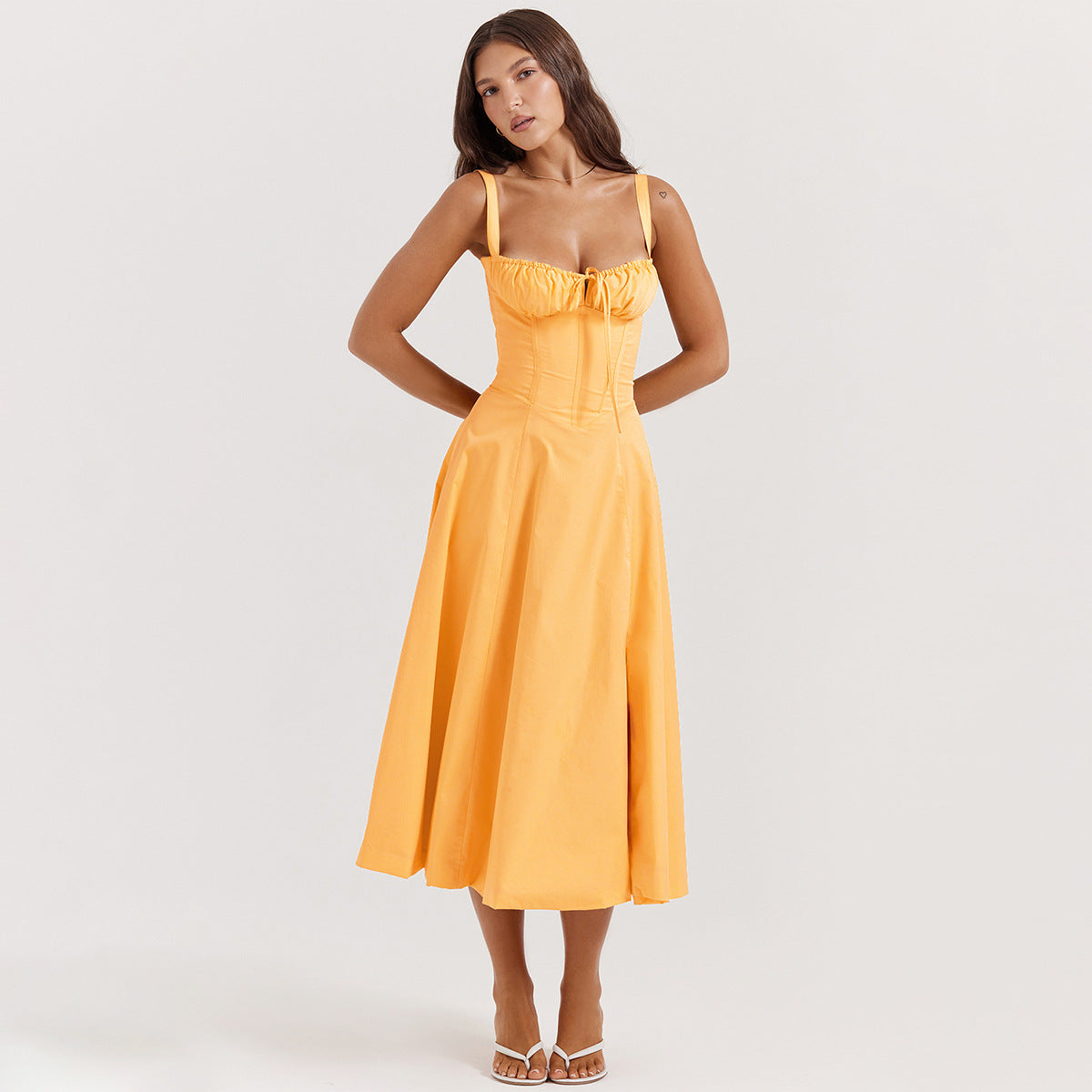 Robe moulante à bretelles croisées