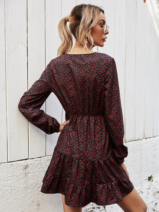 Robe rouge à fleurs et col