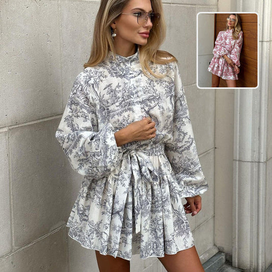 Robe courte élégante en dentelle plissée à manches bouffantes